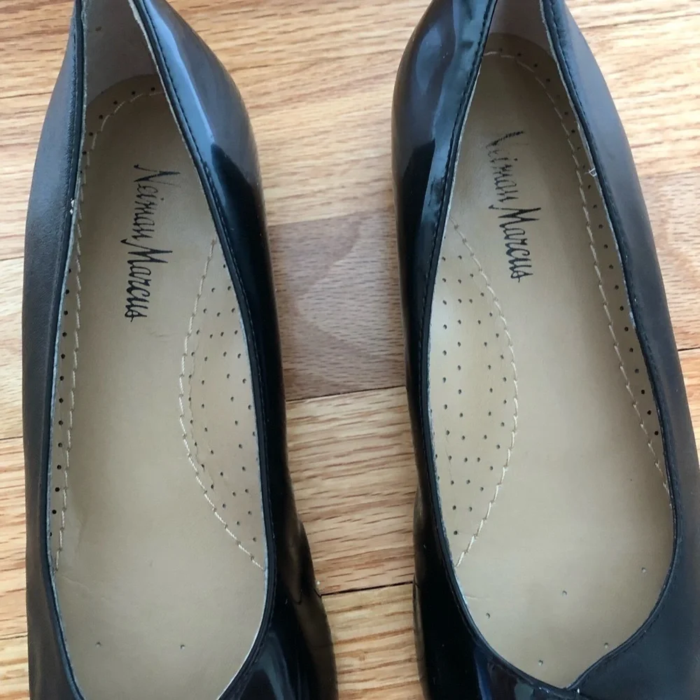 Neiman Marcus Flats Black Leather Pointed Toe 7.5 - Picture 3 of 9